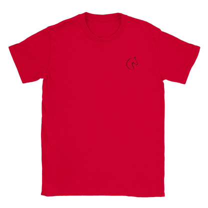 Die Vorderseite eines roten Tshirts auf dem  auf brusthöhe eine kleiner Pferdekopf zu sehen ist, der Hintergrund ist weiß