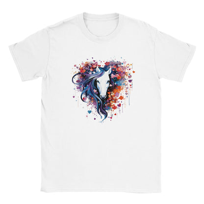 Die Vorderseite eines weißen Tshirts auf dem ein weißer Pferdekopf mit lila Mähne zu sehen ist, der von vielen kleinen Herzchen umgeben ist, der Hintergrund ist weiß