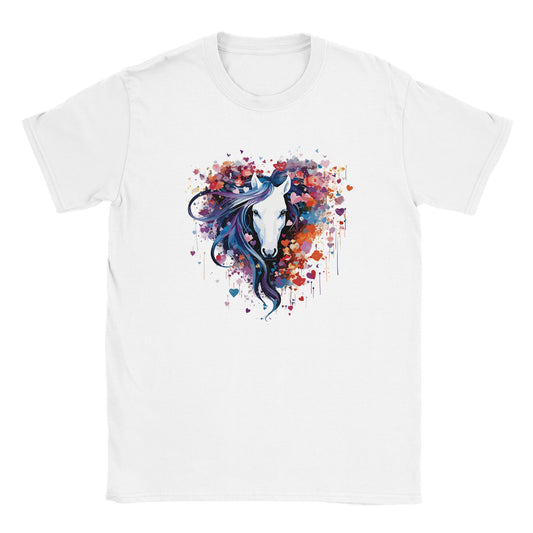 Die Vorderseite eines weißen Tshirts auf dem ein weißer Pferdekopf mit lila Mähne zu sehen ist, der von vielen kleinen Herzchen umgeben ist, der Hintergrund ist weiß