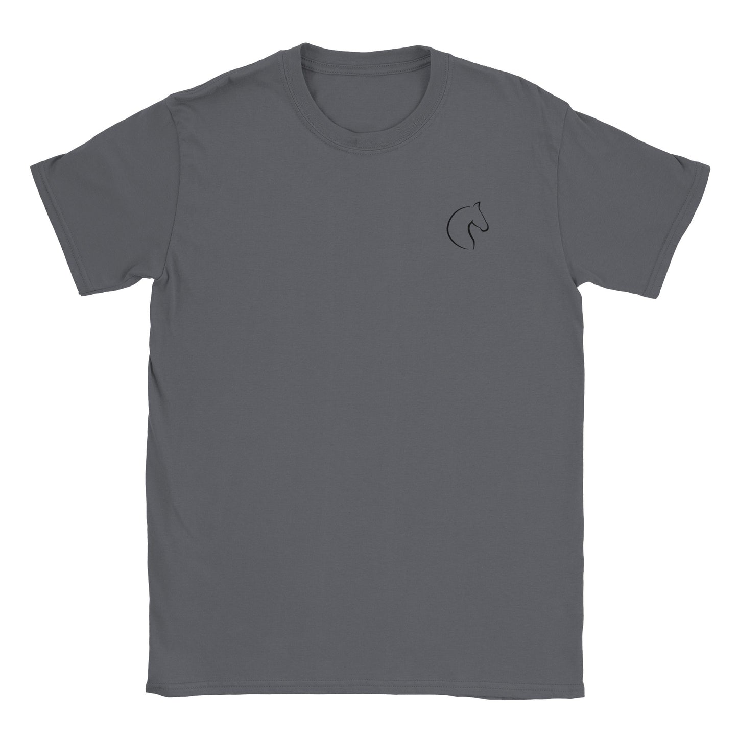 Die Vorderseite eines dunkelgrauen Tshirts auf dem  auf brusthöhe eine kleiner Pferdekopf zu sehen ist, der Hintergrund ist weiß