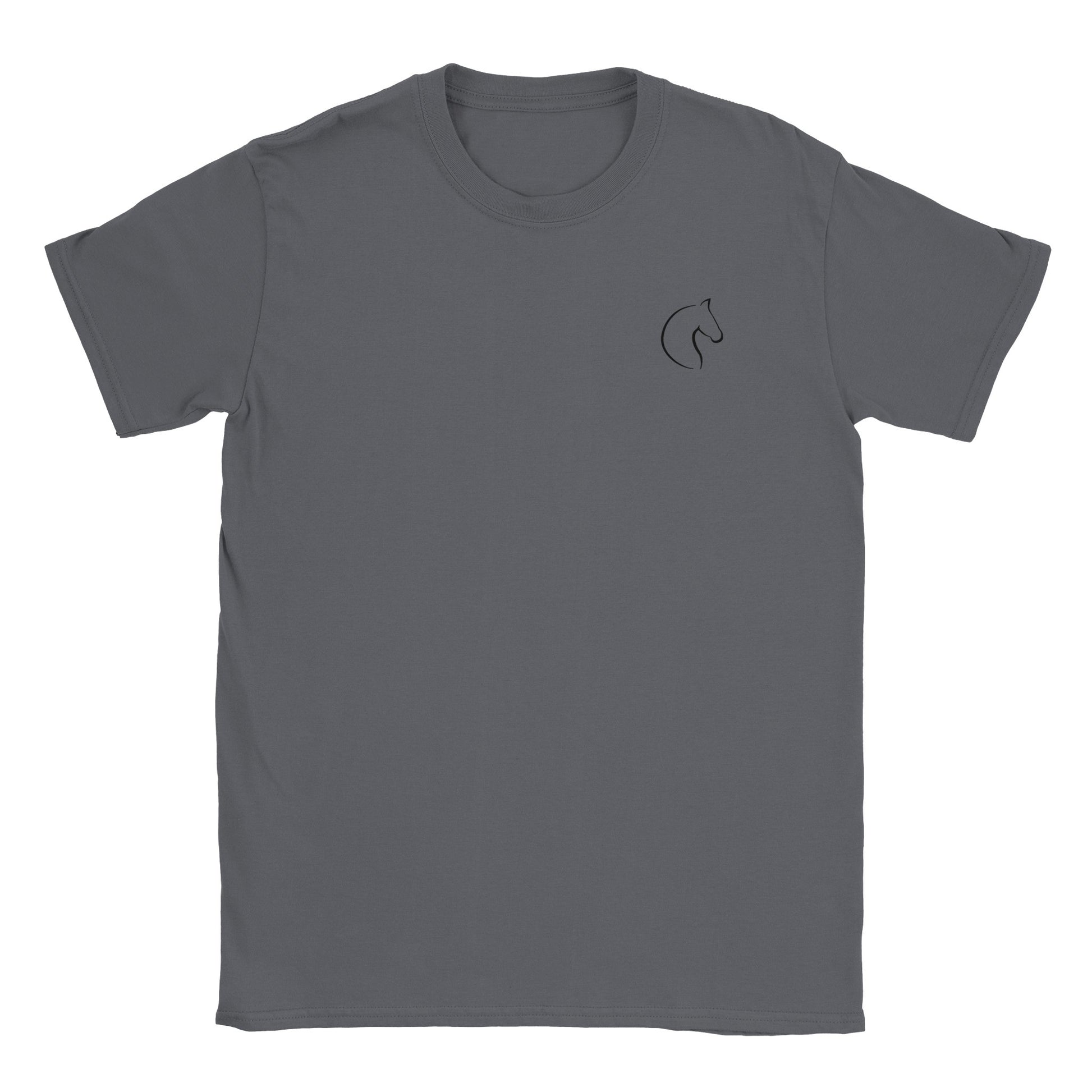 Die Vorderseite eines dunkelgrauen Tshirts auf dem  auf brusthöhe eine kleiner Pferdekopf zu sehen ist, der Hintergrund ist weiß