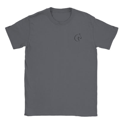 Die Vorderseite eines dunkelgrauen Tshirts auf dem  auf brusthöhe eine kleiner Pferdekopf zu sehen ist, der Hintergrund ist weiß