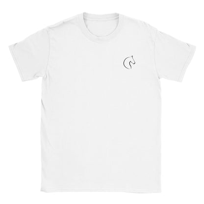 Die Vorderseite eines weißen Tshirts auf dem  auf brusthöhe eine kleiner Pferdekopf zu sehen ist, der Hintergrund ist weiß
